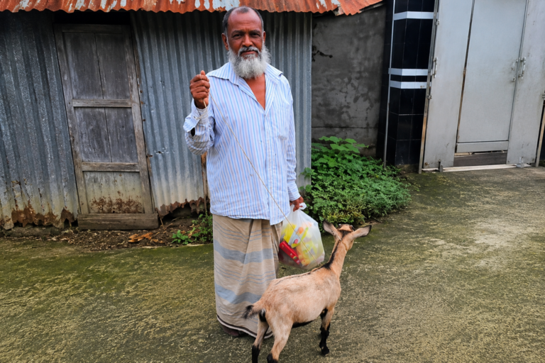 জীবনে প্রথমবারের মতো কুরবানি দেবেন মালীপাথরের দিনমজুর মোকসদ মিয়া