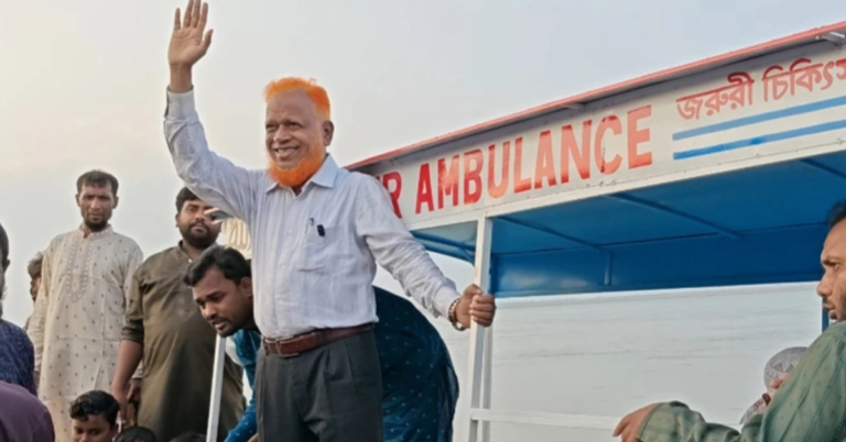 পদ্মার চরে ফ্রি নৌ অ্যাম্বুলেন্স চালু করলেন এমপি বুলবুল