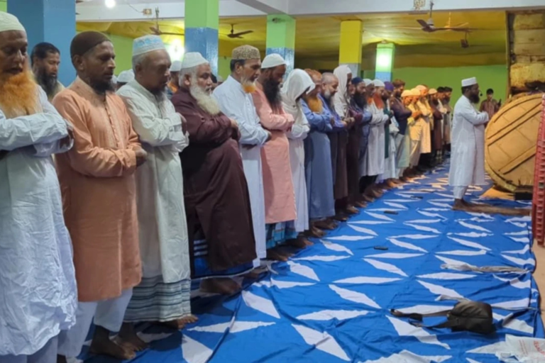 সৌদির সঙ্গে মিলিয়ে দিনাজপুরে আগাম ঈদ উদযাপন