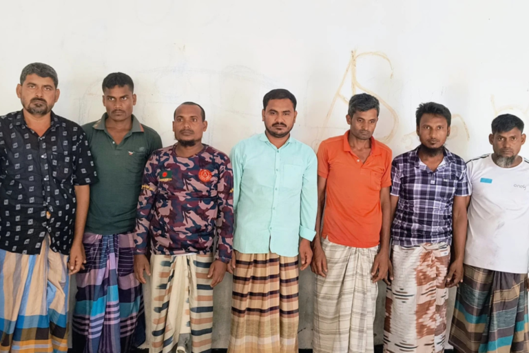 বিএসএফের পুশ-ইনে সহায়তার অভিযোগে ৭ বাংলাদেশি আটক