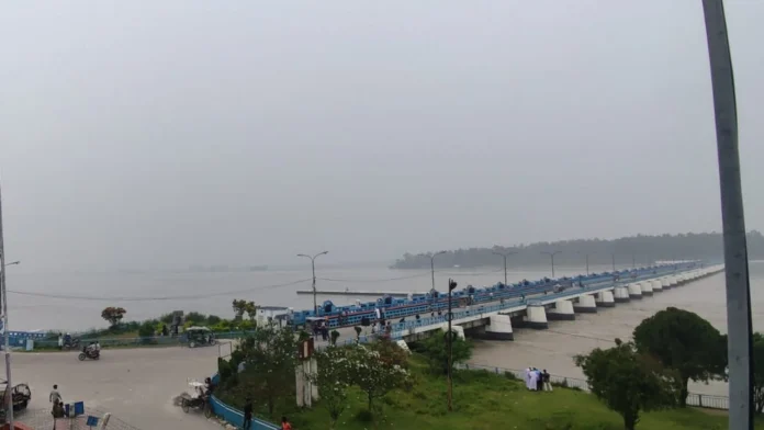 লালমনিরহাটে তিস্তা নদীর পানি বৃদ্ধি পেয়ে বিপৎসীমার কাছাকাছি পৌঁছানোর প্রতীকী চিত্র