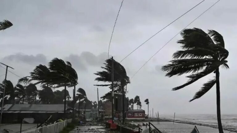 ঢাকার আকাশে কালো মেঘ ও বজ্রবৃষ্টির পূর্বাভাসের দৃশ্য